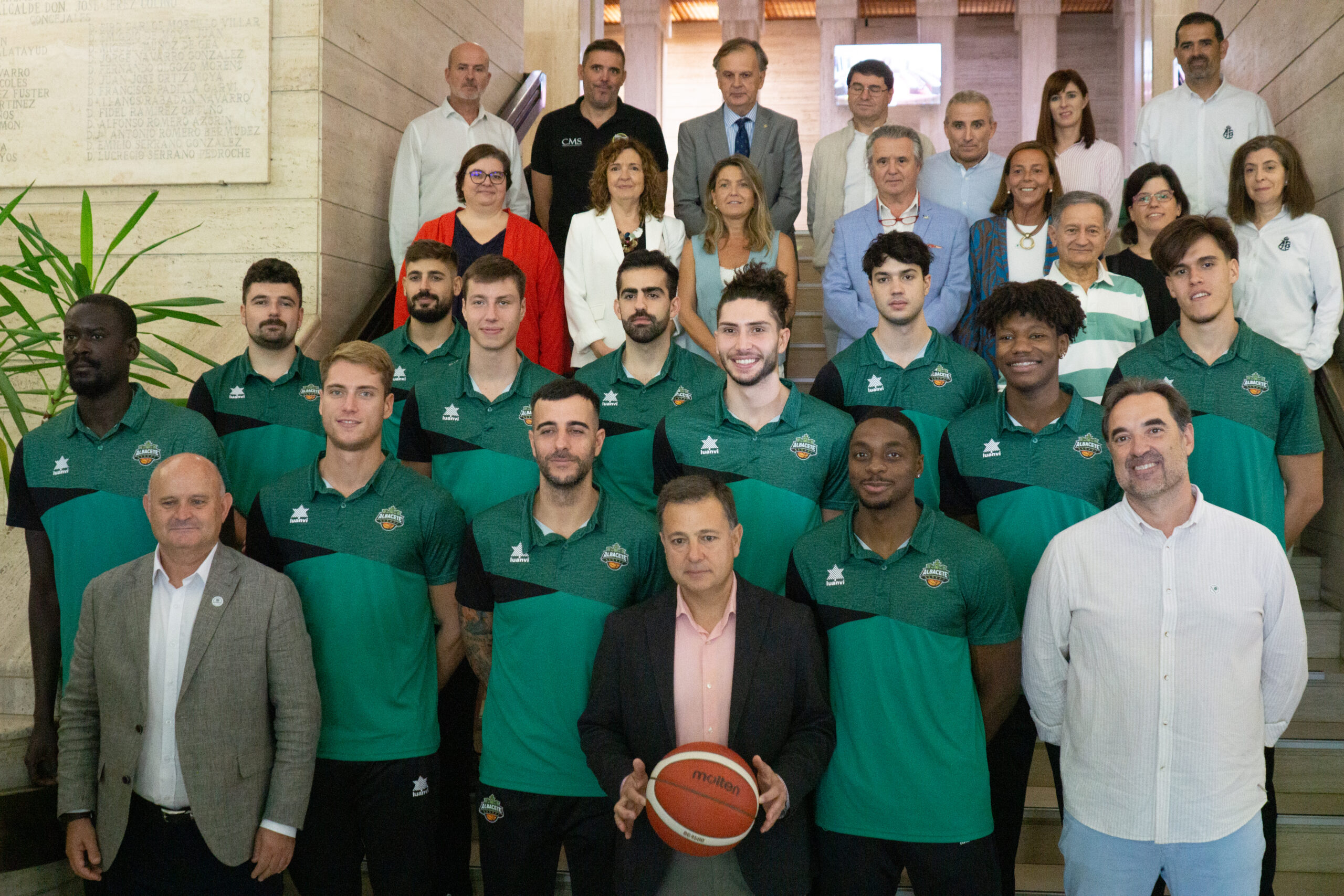 Bueno Arenas Albacete Basket recibido en el ayuntamiento de Albacete